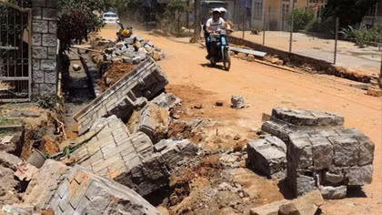 Sập tường rào 2 công nhân chết tại chỗ