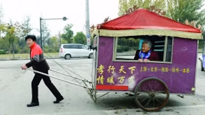 Đưa mẹ đến 10.000 điểm du lịch bằng... xe kéo