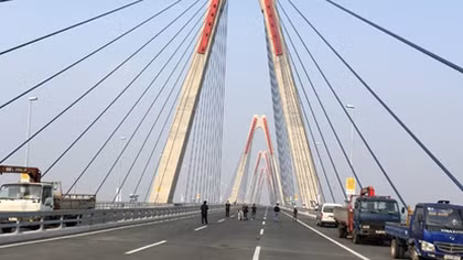 Phân luồng giao thông trên cầu Nhật Tân