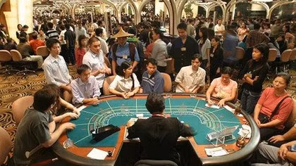 Sôi động trò đỏ đen bên kia biên giới