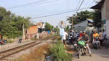 Đi làm cùng chồng, một phụ nữ bị tàu hỏa cán tử vong