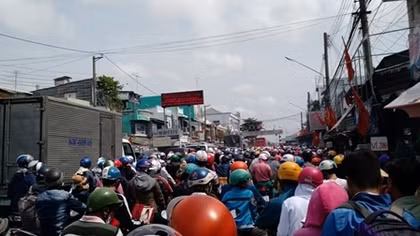 Phà Vàm Cống ùn tắc nghiêm trọng
