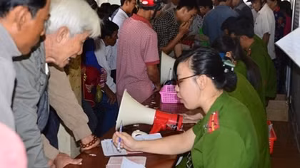 Hàng ngàn người đi làm chứng minh nhân dân sau Tết