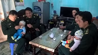 Niềm vui của lính biên phòng hiếm muộn