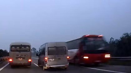 Ầm ầm phóng xe đi ngược chiều trên cao tốc