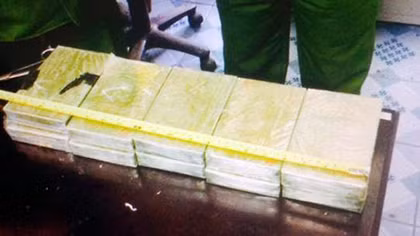 3 đối tượng người Lào vận chuyển 4 bánh heroin và 42 ngàn viên ma túy 