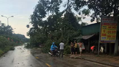 Mưa đá to bằng chén nước, hàng chục nhà tốc mái