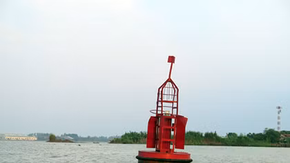 Thí điểm lắp thiết bị giám sát định vị phao tiêu đường thủy