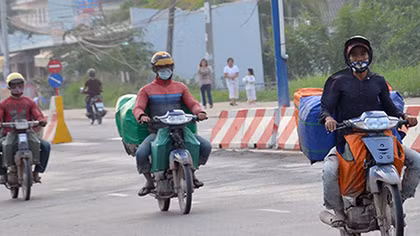 Truy đuổi gần 20km bắt vụ vận chuyển thuốc lá lậu