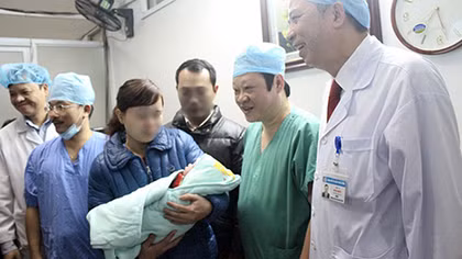 Hạnh phúc vỡ òa của đôi vợ chồng đầu tiên có con nhờ mang thai hộ