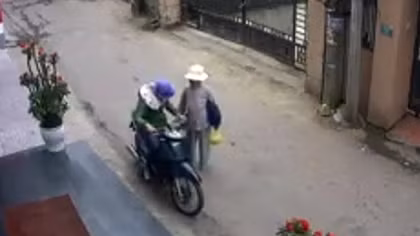 Camera ghi lại hình ảnh đối tượng ‘thôi miên’ trộm tiền cụ già 79 tuổi