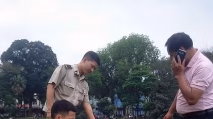 Ảo là nàng tiên cá, nam thanh niên “phơi mình” bên Tháp Rùa