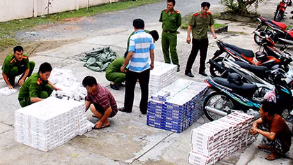 Tài xế chở 15.000 bao thuốc lá lậu bỏ trốn khi gặp Công an