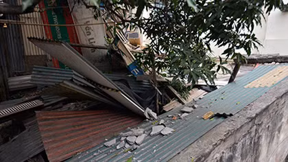 Đình chỉ xây dựng công trình làm rơi vật liệu vào nhà dân