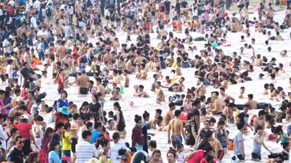 Biển người ở khu du lịch Đồ Sơn