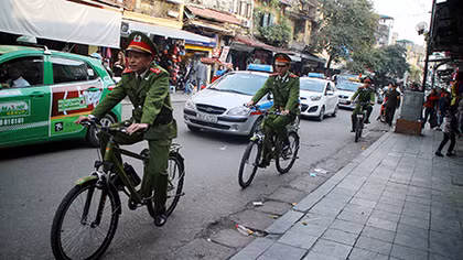 Thân thiện hình ảnh Cảnh sát đạp xe xuống phố