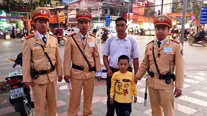 Cảnh sát giao thông đưa cháu bé lạc đường về với gia đình