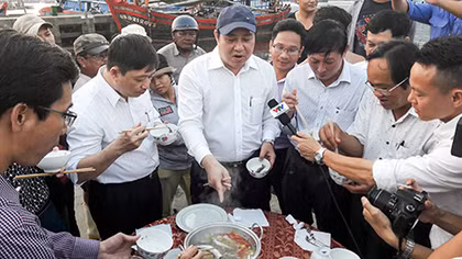 Lãnh đạo TP Đà Nẵng ăn cá biển, khuyến khích người tiêu dùng sử dụng hải sản