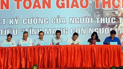Ký kết triển khai đảm bảo TTATGT năm 2016