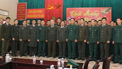 Nghĩa cử ấm tình đồng chí, đồng đội
