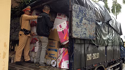 CSGT bắt giữ 1 xe tải hàng lậu