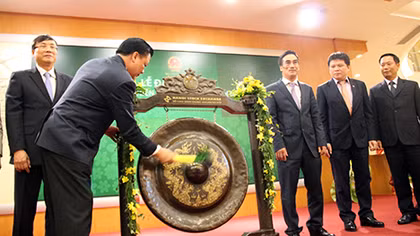 Đánh cồng khai trương phiên chứng khoán đầu Xuân Bính Thân