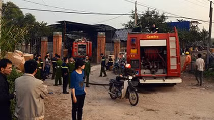 Cháy lớn thiêu rụi một xưởng gốm sứ ở Bát Tràng