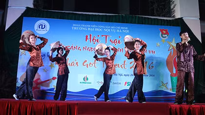 Sinh viên Trường ĐH Nội Vụ làm nóng khán phòng với những tiết mục văn nghệ sôi động