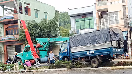 Xe trung tải vượt dải bê tông, đâm gãy trụ tải điện chiếu sáng