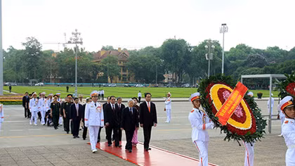 Lãnh đạo Đảng, Nhà nước và Bộ Công an vào Lăng viếng Chủ tịch Hồ Chí Minh