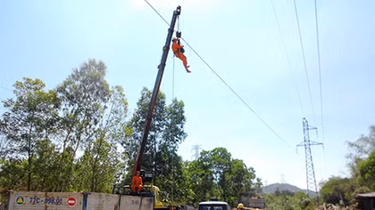 Xe cẩu vướng dây điện, tài xế thoát chết hy hữu