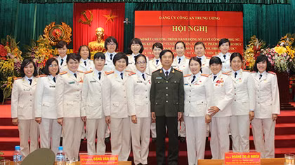 Tuyên dương 20 gương mặt đoạt giải thưởng Phụ nữ Công an tiêu biểu năm 2015