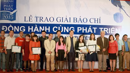 Trao giải Báo chí “Đồng hành cùng phát triển 2015”