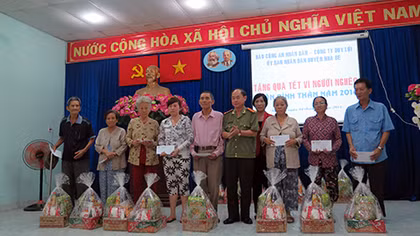 Những món quà nghĩa tình đến với người dân và CBCS có hoàn cảnh khó khăn
