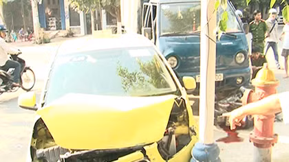 Né xe taxi ô tô tải tông 3 ông cháu
