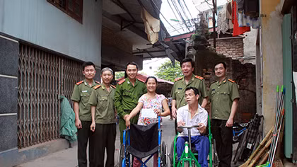 Bộ trưởng Tô Lâm tặng quà cho vợ chồng người bán chổi khuyết tật