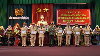 Khen thưởng 9 tập thể, 2 cá nhân Phòng CSGT Công an TP Đà Nẵng 