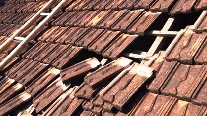Nhà dân bị tốc mái nghi do máy bay cất cánh