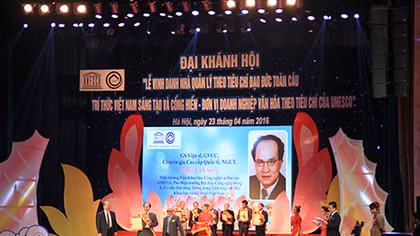 Vinh danh hay kinh doanh... danh