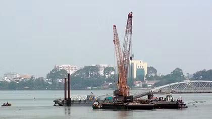 Hàng trăm kỹ sư và công nhân đang trục vớt cầu Ghềnh