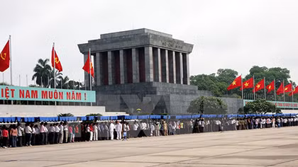 Hơn 63.000 lượt người vào Lăng viếng Bác dịp Tết Nguyên đán Bính Thân