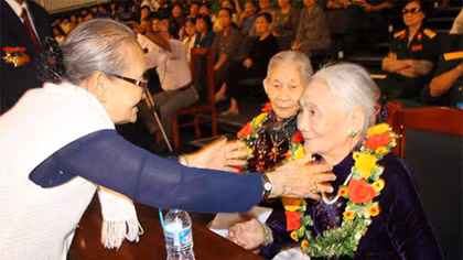 Tri ân Mẹ Việt Nam Anh hùng và các gia đình có công với cách mạng
