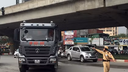CSGT Hà Nội ra quân xử lý xe tải vào phố cấm
