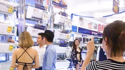 Khi các ông chủ chiêu khách bằng... da thịt