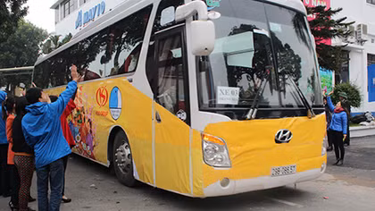 Lễ tiễn 300 nữ thanh niên công nhân về quê ăn Tết