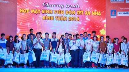 Tặng 2.000 phần quà cho sinh viên đón Tết xa nhà