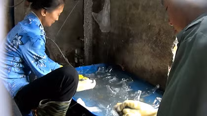 Hé lộ công nghệ làm rượu giả từ vựa ve chai lớn nhất Hà thành