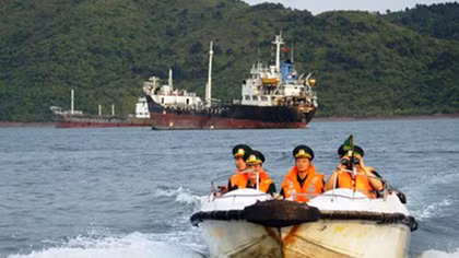 Tăng cường chống buôn lậu, vận chuyển trái phép xăng dầu trên biển