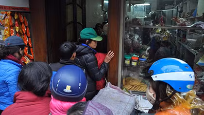 Người dân xếp hàng mua bánh chưng Tết