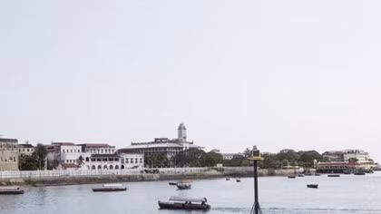 Kỳ 1: Đắm say và sợ hãi… ở “Hawaii của Phi châu”